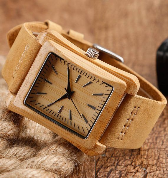 Elegante reloj de madera cuadrado con correa de cuero